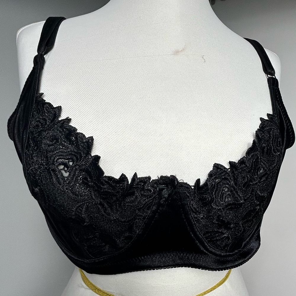 Elegant Black Lace Bralette - Picture 1 of 9